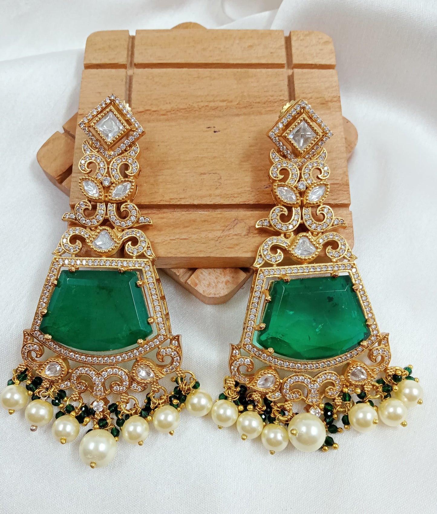 Tyani Kundan, AD, Imitation emerald earrings